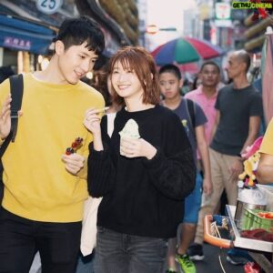 Meng-Lin Yang Instagram - 兒子 要不要今天出來過七夕？

平常沒在過節日的我們
今天也是完全在等待小楊桃什麼時候要出來玩
想說看看會不會出來陪我們過情人節(´∀｀*)

這幾個月真的是要對楊尼說聲辛苦了
每天不厭其煩的幫我按摩、擦油、接送、拿一堆東西、削水果、照顧歡喜、陪我散步·͜· ♡
又碰上家裡整修了好久
各個大小事都讓他一手包辦
孕婦享有耍廢的權利(´∀｀*)
很確定楊尼是神隊友
希望我自己也是ʕ•͡౪•ʔ？

情人節快樂⸝⸝⸝♡︎
小楊桃快出來玩～

來預測他幾號會出來～
看看誰是預言家⸜(๑⃙⃘ˊᗜˋ๑⃙⃘)⸝