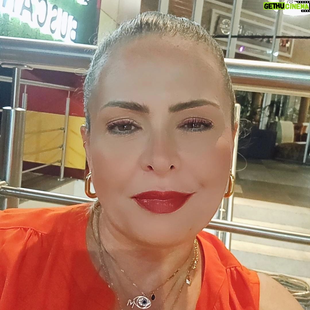 Mercedes Molto - 549 Likes - De vez en cuando pónganse
en el lugar del otro y
entiendan que lo que para
ustedes no tiene ninguna
importancia, al otro le puede
doler un montón y eso no
significa que este exagerando.
Empatia se llama...