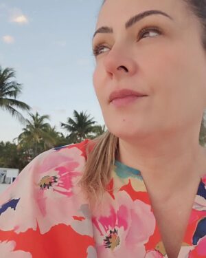 Mercedes Molto Instagram - El amor eres tú... Cuando te brillan los ojos porque lograste eso que tanto te costó.
Eres tú... Cuando volviste abrir la ventana para que entre el sol después de tanta lluvia.
Eres tú... Cuando decidiste Quererte más que nunca !!! Los ojos brillan cuando por fin entiendes que toda luz enciende dentro de ti !!! .