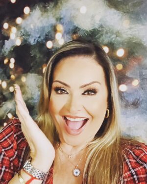 Mercedes Molto Instagram - "No te deseo un año maravilloso donde todo sea bueno. Ése es un pensamiento mágico, infantil, utópico. 

Te deseo que te animes a mirarte, y que te ames como tal cual  eres.
Que tengas el suficiente amor propio para pelear muchas batallas, y la humildad para saber que hay batallas imposibles de ganar por las que no vale la pena luchar. 

Te deseo que puedas aceptar que hay realidades que son inmodificables, y que hay otras, que si corres del lugar de la queja, podrás cambiar. 

Que no te permitas los "no puedo" y que reconozcas los "no quiero". 

Te deseo que escuches tu verdad, y que la digas, con plena conciencia de que es solo tu verdad, no la del otro. 

Que te expongas a lo que temes, porque es la única manera de vencer el miedo. 

Que aprendas a tolerar las "manchas negras" del otro, porque también tienes las tuyas, y eso anula la posibilidad de reclamo. 
Que no te condenes por equivocarte; no eres perfecto.

Que crezcas, hasta donde y cuando quieras. 

No te deseo que el 2024 te traiga felicidad.

Te deseo que logres ser feliz, sea cual sea la realidad que te toque vivir.

Que la felicidad sea el camino, no la meta..

FELIZ AÑO PARA CADA UNO DE USTEDES ... QUE EL 2024 NOS DE LA FUERZA Y EL AMOR DE RECIBIRLO COMO GUSTE VENIR ...