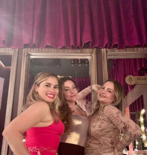 Mercedes Molto Instagram - @calledragonespanama un lugar para disfrutar de buena comida .. un buen show... ya lo.conoces ? La pasamos super !!! Buen noche !!!