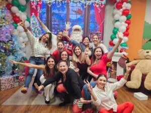 Mercedes Molto Instagram - El día de ayer celebramos la fiesta se navidad de nuestros hijos ... unas horas en verdad especatacular, amor ,juegos ,risas y compartir para coleccionar momentos como estos !!! Gracias a todos el equipo d @joyland.panama por ser parte de este día inolvidable para nuestros peques y para nosotros ...Feliz Navidad