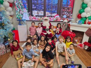 Mercedes Molto Instagram - El día de ayer celebramos la fiesta se navidad de nuestros hijos ... unas horas en verdad especatacular, amor ,juegos ,risas y compartir para coleccionar momentos como estos !!! Gracias a todos el equipo d @joyland.panama por ser parte de este día inolvidable para nuestros peques y para nosotros ...Feliz Navidad