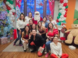 Mercedes Molto Instagram - El día de ayer celebramos la fiesta se navidad de nuestros hijos ... unas horas en verdad especatacular, amor ,juegos ,risas y compartir para coleccionar momentos como estos !!! Gracias a todos el equipo d @joyland.panama por ser parte de este día inolvidable para nuestros peques y para nosotros ...Feliz Navidad