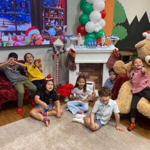 Mercedes Molto Instagram - El día de ayer celebramos la fiesta se navidad de nuestros hijos ... unas horas en verdad especatacular, amor ,juegos ,risas y compartir para coleccionar momentos como estos !!! Gracias a todos el equipo d @joyland.panama por ser parte de este día inolvidable para nuestros peques y para nosotros ...Feliz Navidad