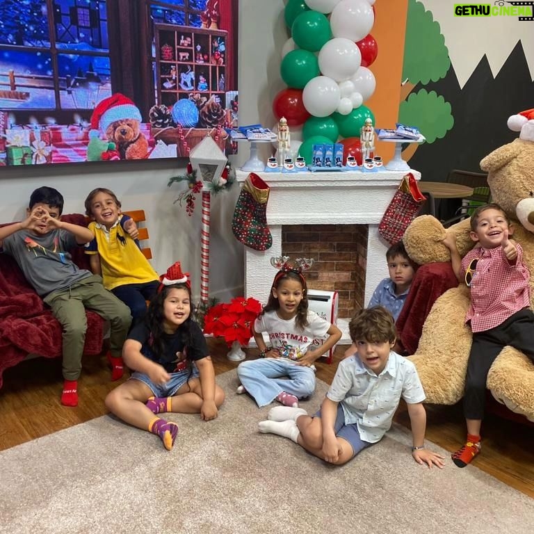 Mercedes Molto - 237 Likes - El día de ayer celebramos la fiesta se navidad de nuestros hijos ... unas horas en verdad especatacular, amor ,juegos ,risas y compartir para coleccionar momentos como estos !!! Gracias a todos el equipo d @joyland.panama por ser parte de este día inolvidable para nuestros peques y para nosotros ...Feliz Navidad