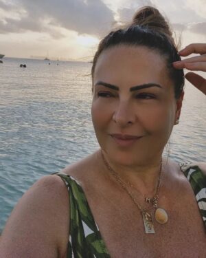 Mercedes Molto Instagram - La vida tiene su propio lenguaje.  Con signos Y códigos. Crees que los hablas,  pero no.  Cada persona que conoces  te enseña una palabra nueva! afecto, confianza ,competencia, éxito, amor, Placer, anhelo, soledad ,decepción... mi palabra favorita era Lealtad! ... la última que aprendí es traición.

Nunca terminas de conocer a alguien... más bien piensas que jamás esperas algo malo o incorrecto de alguien ... pero al final sacaran ese lado que jamás te quisieron ensañar !!!