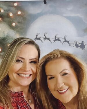 Mercedes Molto Instagram - Mamá ... hoy estás de fiesta !!! Un año mas de vida ... con salud que es la prioridad después de todo lo que hemos pasado ... hace unos días recibí una noticia que me hizo recapitular nuestras diferencias... que han sido muchas en estos meses ... decidí recordar todos los momentos vividos juntas !!! Nuestros momentos felices al igual que las pruebas duras que hemos tenido y pasado juntas tomadas de la mano !!! Hoy estoy aquí para ti y lo único que deseo es que pongamos todo el amor y respeto de cada una para formar la torre sólida que siempre hemos tenido como familia ... como madre e hija ... esas mujeres fuertes, guerreras e inseparables .
Hoy celebro tu vida 💛 con mucho amor y emoción de tenerte sana y junto a tus nietos que te aman con locura !!! Te invito madre que hagamos una fiesta de nuestras vidas !!! Y así amarnos infinitamente!!!! Feliz cumpleaños mamá!!! Por muchos años mas .