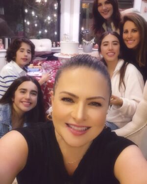 Mercedes Molto Instagram - Indudablemente un cumpleaños 🎂  diferente no importa el recorrido... si sumas un gran final !!! Me siento bendecida y muy amada !!! Quiero darle las gracias a cada uno que fueron parte de una nueva vuelta al sol 🌞 amigos , familia, mi madre y mis dos tesoros ( mi mejor regalo 🎁) los quiero 😋 💕 y gracias nuevamente por unos días inolvidables !!! 

@antanasbites Ana que bueno toparnos y conocernos y que hayan sido parte perfecta de mi noche especial!!! Seguro nos veremos nuevamente .