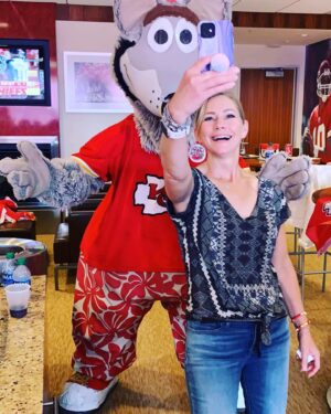 Meredith Monroe Instagram - #thursdaynight Are you ready for some #football ?? #tbt @chiefs keeping it tight! #letsdothis 🏈💫 I love #footballseason !!