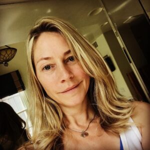 Meredith Monroe Instagram - Loving my #morning #bedhead thanks @hairstylistchef for understanding my many #hair adjectives  #natural #sunkissed #golden #wheat #glistening , it’s always the perfect color! ✨😘 & all of the #hairstylists at #work (#setlife)always compliment it! #nomakeup #hefe #filter b/c it makes my color #pop & my #tiredeyes not so tired looking 🤣 #Mom #momeyes