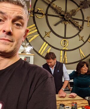 Merlin Griffiths Instagram - It doesn't look that big on screen, but trust me, @jamesmartinchef clock is like Big Ben IRL! It's huge!!
Anyway, as always, huge fun today doing one of my most favourite things. Thank you James. Keep watching Saturday Mornings to see 😁🥂❤️
. 
#gotthetime #tv #bartender #chef