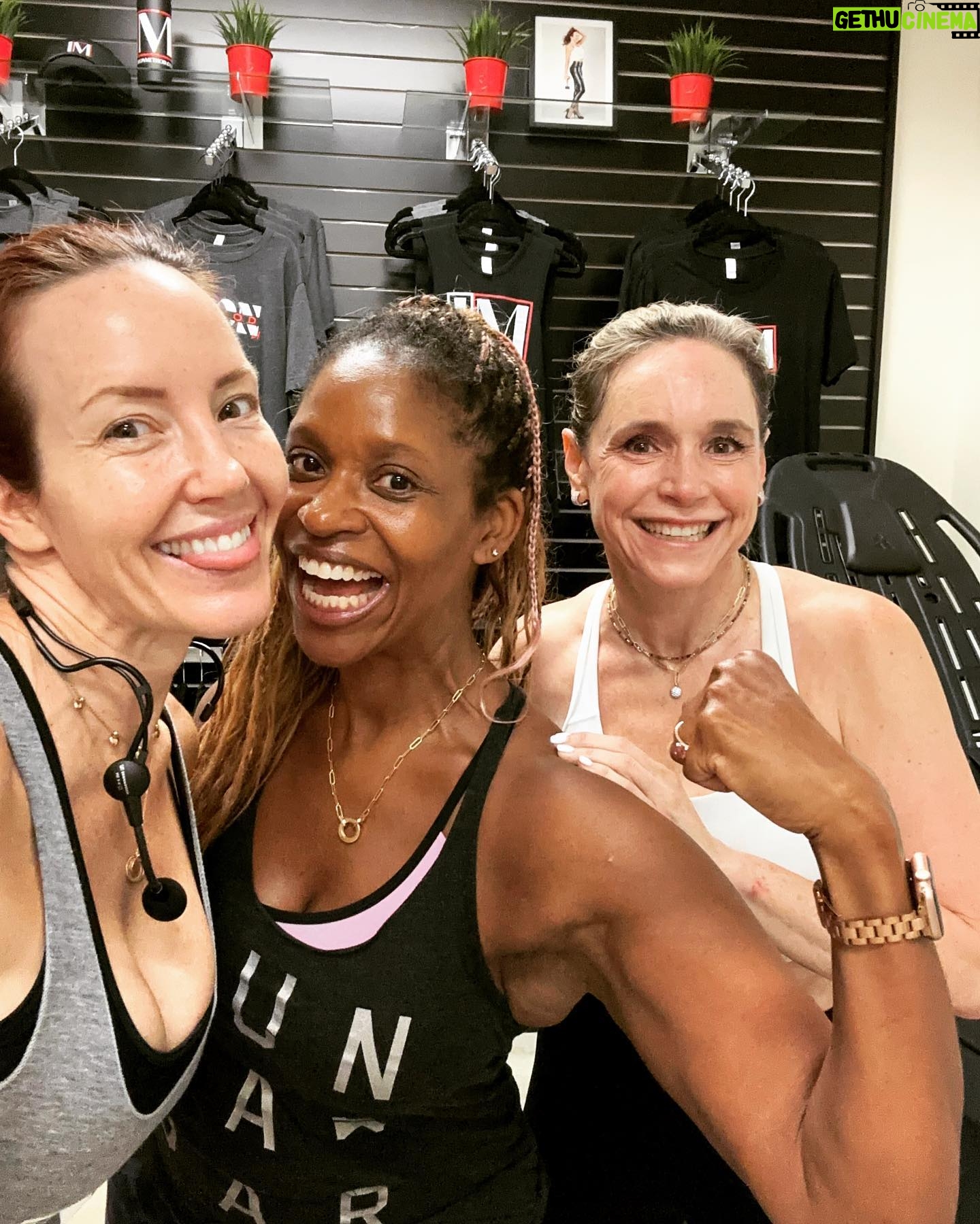 Merrin Dungey - 681 Likes - I may have become Westside Dunge, but it is WELL worth a quick 20 min commute to workout with my @ironmethod_la family several times a week! Staying strong and having ridiculous amounts of fun with Carolyn who knows how to train women especially! ā¤ļøšŖš¾
@animalsfodayzyo @burritosinneverland