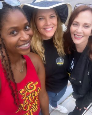 Merrin Dungey Instagram - To walk the walk with these journeymen actors is a gift and a privilege. Goddamn I love us and I am so lucky to have this life. So grateful to fight alongside my fellows so we and those coming up and stay in this career!!
#sagaftrastrong 👊🏾🪧❤️
@spencergarrett1 @officialevercarradine @thelesleyannwarren @marycmccormack @romyrosemont @erikpalladino @jerilryan @isidora @annabeth_gish @lizdeancasting