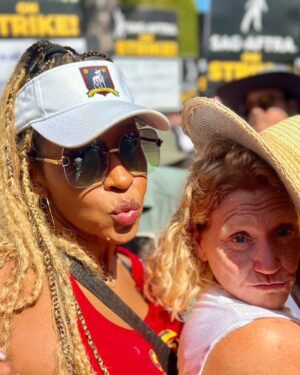 Merrin Dungey Instagram - In my fair pay era…loved standing with so many friends today!!
#unionsolidarity #sagaftrastrong #wgastrong 
@lbuffers @realmichellehurd @yvettenicolebrown @gabriellecarteris @nelly.moloney @thelesleyannwarren @ekaestle19
@julie.pearl.slater