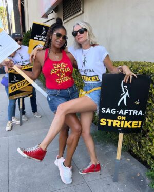 Merrin Dungey Instagram - To walk the walk with these journeymen actors is a gift and a privilege. Goddamn I love us and I am so lucky to have this life. So grateful to fight alongside my fellows so we and those coming up and stay in this career!!
#sagaftrastrong 👊🏾🪧❤️
@spencergarrett1 @officialevercarradine @thelesleyannwarren @marycmccormack @romyrosemont @erikpalladino @jerilryan @isidora @annabeth_gish @lizdeancasting