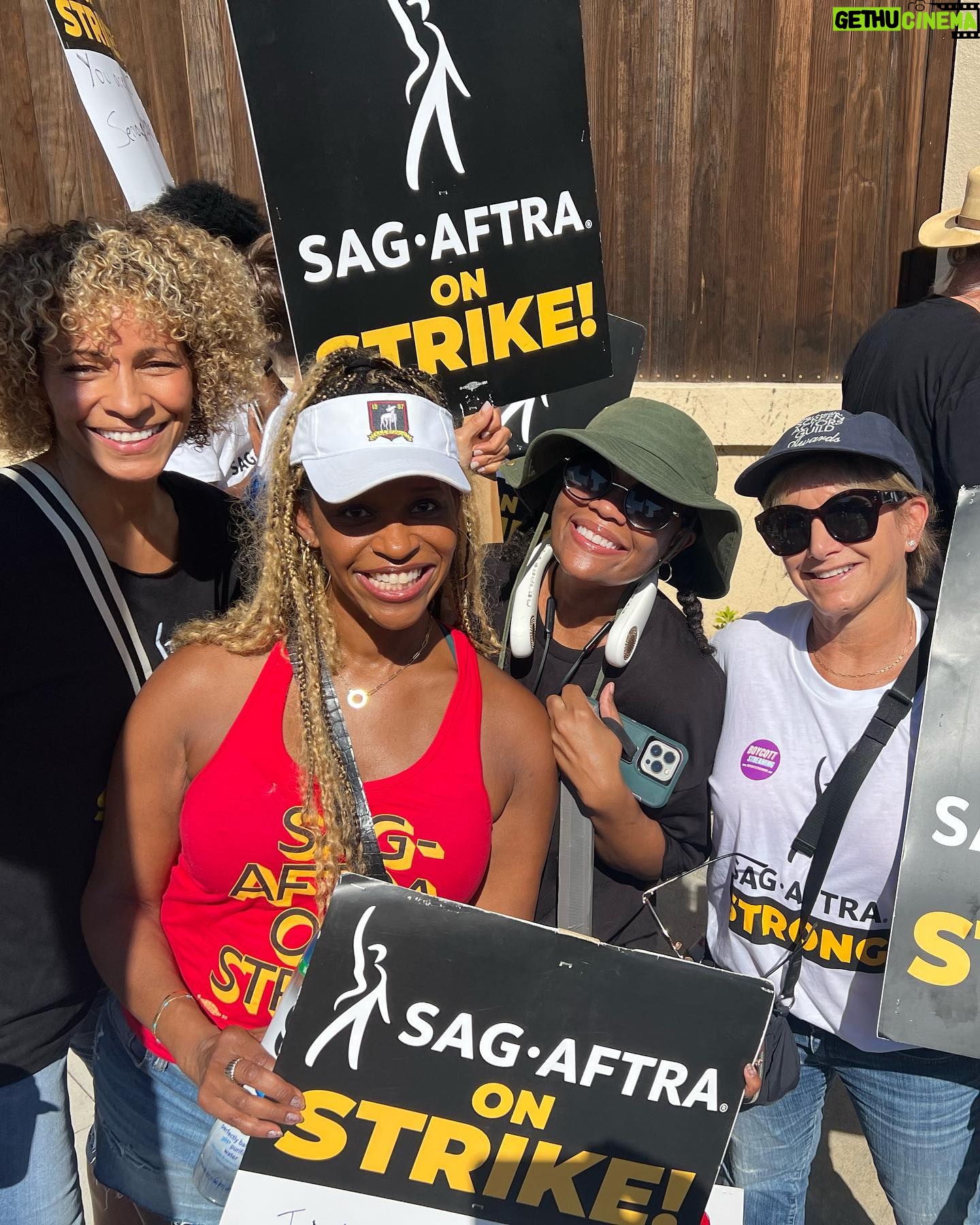 Merrin Dungey - 812 Likes - In my fair pay eraā¦loved standing with so many friends today!!
#unionsolidarity #sagaftrastrong #wgastrong
@lbuffers @realmichellehurd @yvettenicolebrown @gabriellecarteris @nelly.moloney @thelesleyannwarren @ekaestle19
@julie.pearl.slater