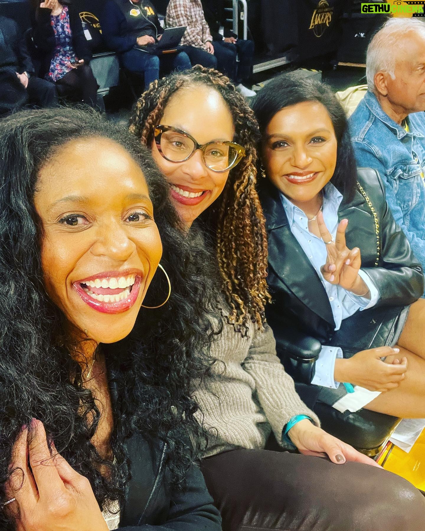 Merrin Dungey - 863 Likes - Super fun @lakers with my sweet sis @cdflix and the lovely @mindykaling !
šššš