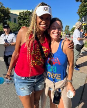 Merrin Dungey Instagram - In my fair pay era…loved standing with so many friends today!!
#unionsolidarity #sagaftrastrong #wgastrong 
@lbuffers @realmichellehurd @yvettenicolebrown @gabriellecarteris @nelly.moloney @thelesleyannwarren @ekaestle19
@julie.pearl.slater