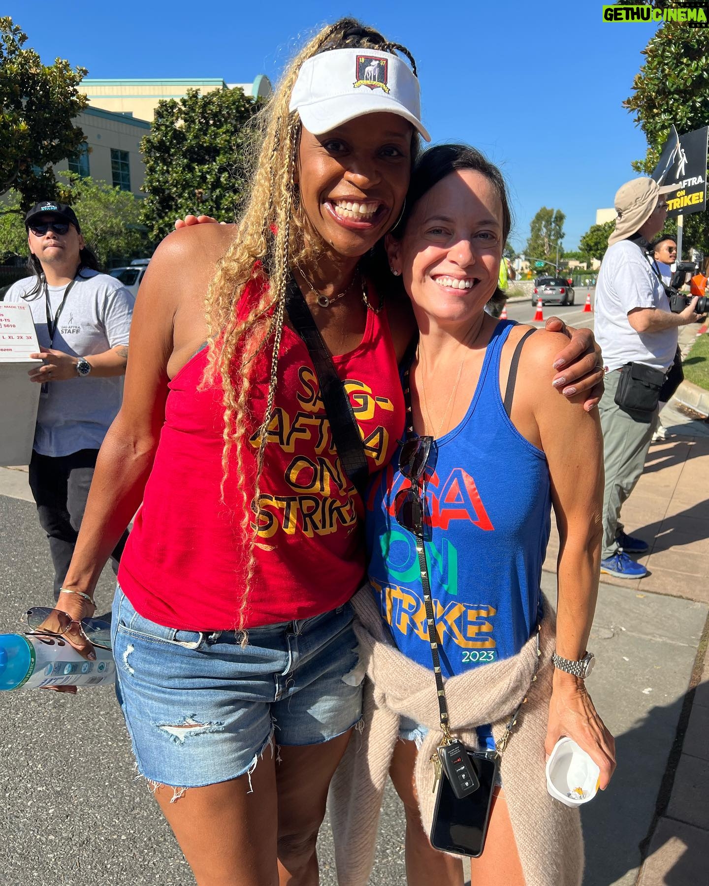 Merrin Dungey - 812 Likes - In my fair pay eraā¦loved standing with so many friends today!!
#unionsolidarity #sagaftrastrong #wgastrong
@lbuffers @realmichellehurd @yvettenicolebrown @gabriellecarteris @nelly.moloney @thelesleyannwarren @ekaestle19
@julie.pearl.slater
