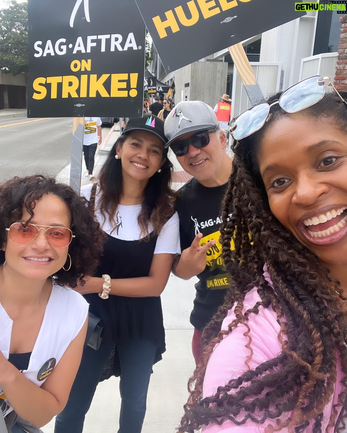 Merrin Dungey - 851 Likes - #sagaftrastrong #onedaylongeronedaystronger
Even as they put up XMAS LIGHTS in Culver City, we are out here supporting our union and our negotiating committee!! Letās GOOOOO!
@johnortiz718 @itisijudyreyes1