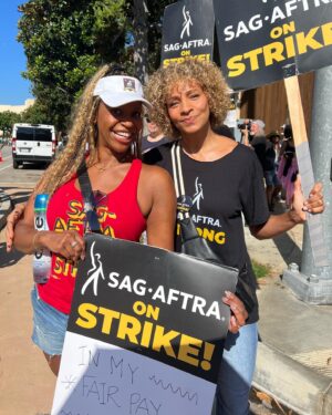 Merrin Dungey Instagram - In my fair pay era…loved standing with so many friends today!!
#unionsolidarity #sagaftrastrong #wgastrong 
@lbuffers @realmichellehurd @yvettenicolebrown @gabriellecarteris @nelly.moloney @thelesleyannwarren @ekaestle19
@julie.pearl.slater