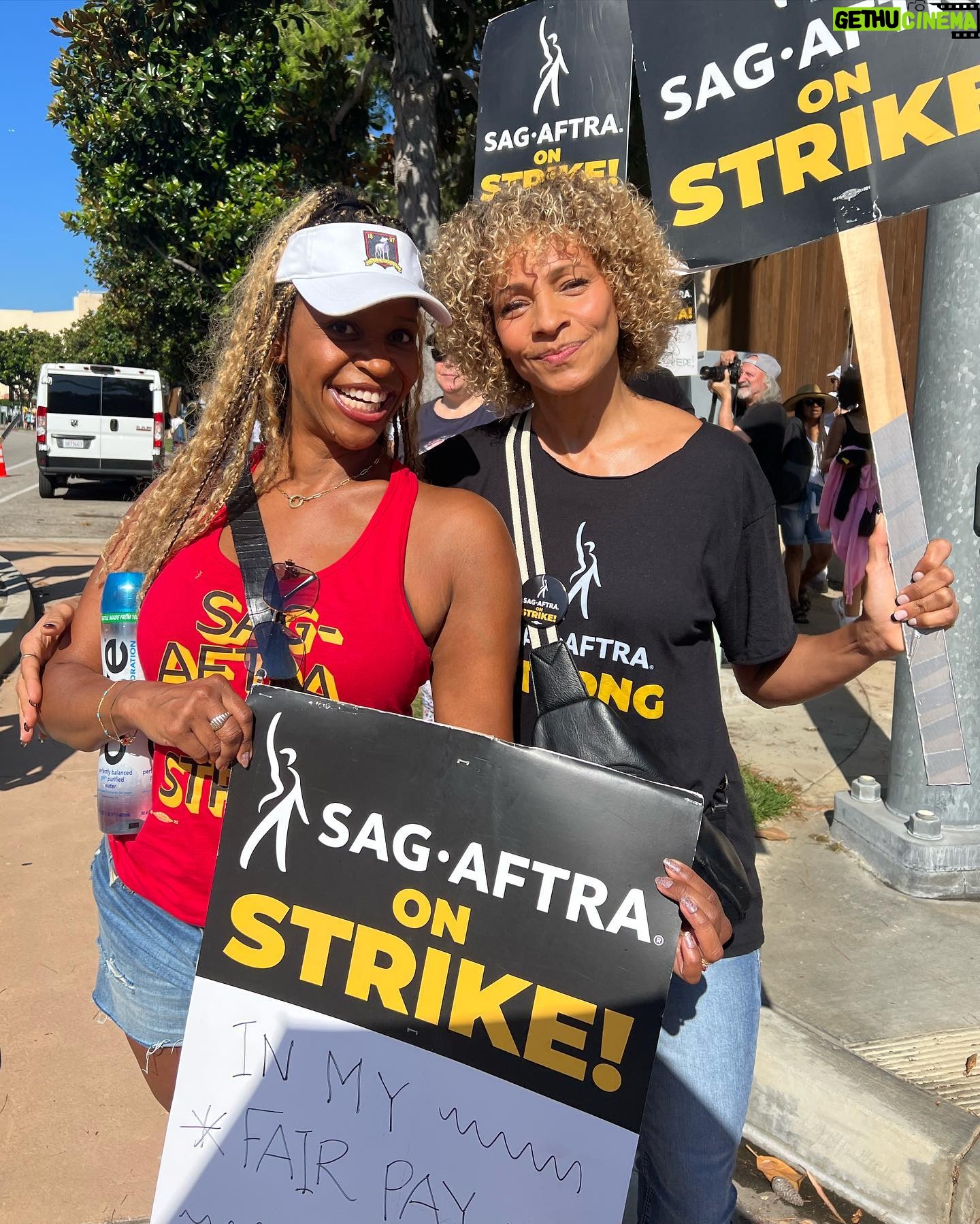 Merrin Dungey - 812 Likes - In my fair pay eraā¦loved standing with so many friends today!!
#unionsolidarity #sagaftrastrong #wgastrong
@lbuffers @realmichellehurd @yvettenicolebrown @gabriellecarteris @nelly.moloney @thelesleyannwarren @ekaestle19
@julie.pearl.slater