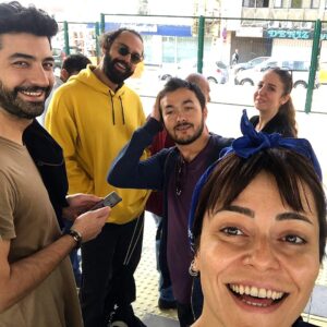 Mert Altınışık Instagram - Bir ekip, tek cümle olabiliyorsa anlatabilir derdini. Büyük şahidim buna çünkü @soytarilarr 'ın bir parçasıyım. Hayatımda keskin virajlara sert şekilde girdiğim bir süreçte, heybeme çok şey biriktirdiğim, çok şey öğrendiğim bir serüven oldu. İnandığın hayaline, yol arkadaşlığına sağlık kaptan @ozguncoban . Her ritminle ışık saçan kadın @elif.akbaydogan iyi ki 🙏🏼. Uykusuz gecelerin için teşekkürler @benodegilim , elimiz ayağımız her bir şeyimiz oldun iyi ki varsın @aysglvrdi . Fikirleriyle lezzet katan güzel kadın @berfuaydogan . Var olun. Sizinle yol almak çok keyifli, yol arkadaşlarım, soytarılarım... #soytarılar #premier