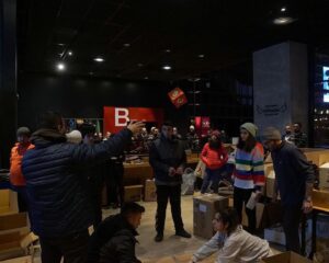 Mert Fırat Instagram - Aynı acıları paylaştığımız şu günlerde @ihtiyacharitasiofficial ve tüm sivil toplum kuruluşlarına verdiğiniz destek çok değerli. Maalesef hepimizin yakınları farklı illerde depremden etkilendi. Kimi bulunduğu illerden kimi afet bölgesinden destek vermeye çalışıyor.

Afet haberini aldığımızda yola çıktık. Benim de akrabalarım göçük altında ve bizler de buradaki herkesle birlikte mücadele veriyoruz. 

Koordinasyon ve operasyon yaparken, yardımın doğru ve güvenilir bir şekilde ulaşmasını sağlamak hedefindeyiz. 

Lütfen destek ve gönüllü çalışmalarınızı esirgemeyin. Sizler bizim enerji kaynağımızsınız. Her birinizin derdi bizim de derdimiz. 

Gücümüz ve kuvvetimiz hiç tükenmesin!

Bugün DasDas’ta bizlerle olup, bölgeden gelen ihtiyaçlar doğrultusunda hazırlanan ihtiyaç listelerini karşılamada ve paketlemede desteği geçen herkese çok teşekkür ederiz.