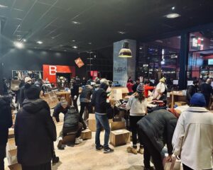 Mert Fırat Instagram - Aynı acıları paylaştığımız şu günlerde @ihtiyacharitasiofficial ve tüm sivil toplum kuruluşlarına verdiğiniz destek çok değerli. Maalesef hepimizin yakınları farklı illerde depremden etkilendi. Kimi bulunduğu illerden kimi afet bölgesinden destek vermeye çalışıyor.

Afet haberini aldığımızda yola çıktık. Benim de akrabalarım göçük altında ve bizler de buradaki herkesle birlikte mücadele veriyoruz. 

Koordinasyon ve operasyon yaparken, yardımın doğru ve güvenilir bir şekilde ulaşmasını sağlamak hedefindeyiz. 

Lütfen destek ve gönüllü çalışmalarınızı esirgemeyin. Sizler bizim enerji kaynağımızsınız. Her birinizin derdi bizim de derdimiz. 

Gücümüz ve kuvvetimiz hiç tükenmesin!

Bugün DasDas’ta bizlerle olup, bölgeden gelen ihtiyaçlar doğrultusunda hazırlanan ihtiyaç listelerini karşılamada ve paketlemede desteği geçen herkese çok teşekkür ederiz.