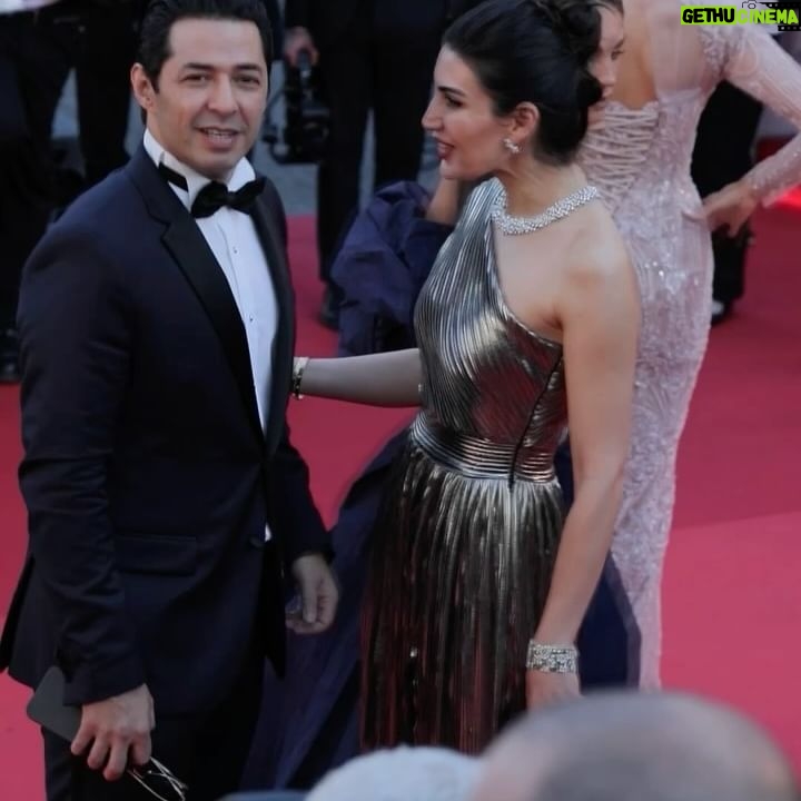 Mert Fırat - 27.6K Likes - Francis Ford Coppola’nın yeni filmi "Megalopolis"in galasında, Cannes’ın heyecan dolu atmosferinde izleyici olmak, tarifi mümkün olmayan bir heyecandı. Umarım, gencecik bir yönetmen gibi hikayelerini ve anlatım çeşitliliğini koruyarak her filmde yeniden heyecanlandıran ve ilham veren dünyası herkesi benim kadar etkiler. Bir gün, içinde olduğum bir filmde ülkemizi temsil edebilmek dileğiyle. Paha biçilmez bir deneyim yaşadık. @chopard @tektassaatcilik @priveepr @festivaldecannes
…..
"Being an audience member at the premiere of Francis Ford Coppola’s new film 'Megalopolis' in the thrilling atmosphere of Cannes was an indescribable excitement. I hope his world, which excites and inspires with every film by preserving his storytelling and diversity of expression like a young director, impacts everyone as much as it does me. With the wish to one day represent our country in a film I am part of. We had an invaluable experience. @chopard @tektassaatcilik @priveepr @festivaldecannes
