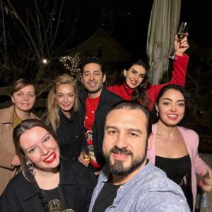 Mert Fırat Instagram - 2023 bizden çok şey aldı götürdü…
Yaraları bir arada durarak sarmaya devam edeceğiz.
Yol yürüdükçe, yolculuk daha da bir anlam kazanıyor. Sorumluluklar artıyor ama hayat yeni mücadele arkadaşları katıyor yolunuza. 2024 hepimize iyi gelsin. Savaşlar bitsin,  acılar dinsin. İki yüzlülük tespit edilip suç kabul edilsin;) 
Emeği geçen herkese yol arkadaşlarıma en çok da sana @idillfirat çok teşekkür ederim canım sevgilim 🎄🌟❤️