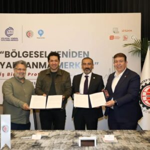 Mert Fırat Instagram - 2023 bizden çok şey aldı götürdü…
Yaraları bir arada durarak sarmaya devam edeceğiz.
Yol yürüdükçe, yolculuk daha da bir anlam kazanıyor. Sorumluluklar artıyor ama hayat yeni mücadele arkadaşları katıyor yolunuza. 2024 hepimize iyi gelsin. Savaşlar bitsin,  acılar dinsin. İki yüzlülük tespit edilip suç kabul edilsin;) 
Emeği geçen herkese yol arkadaşlarıma en çok da sana @idillfirat çok teşekkür ederim canım sevgilim 🎄🌟❤️