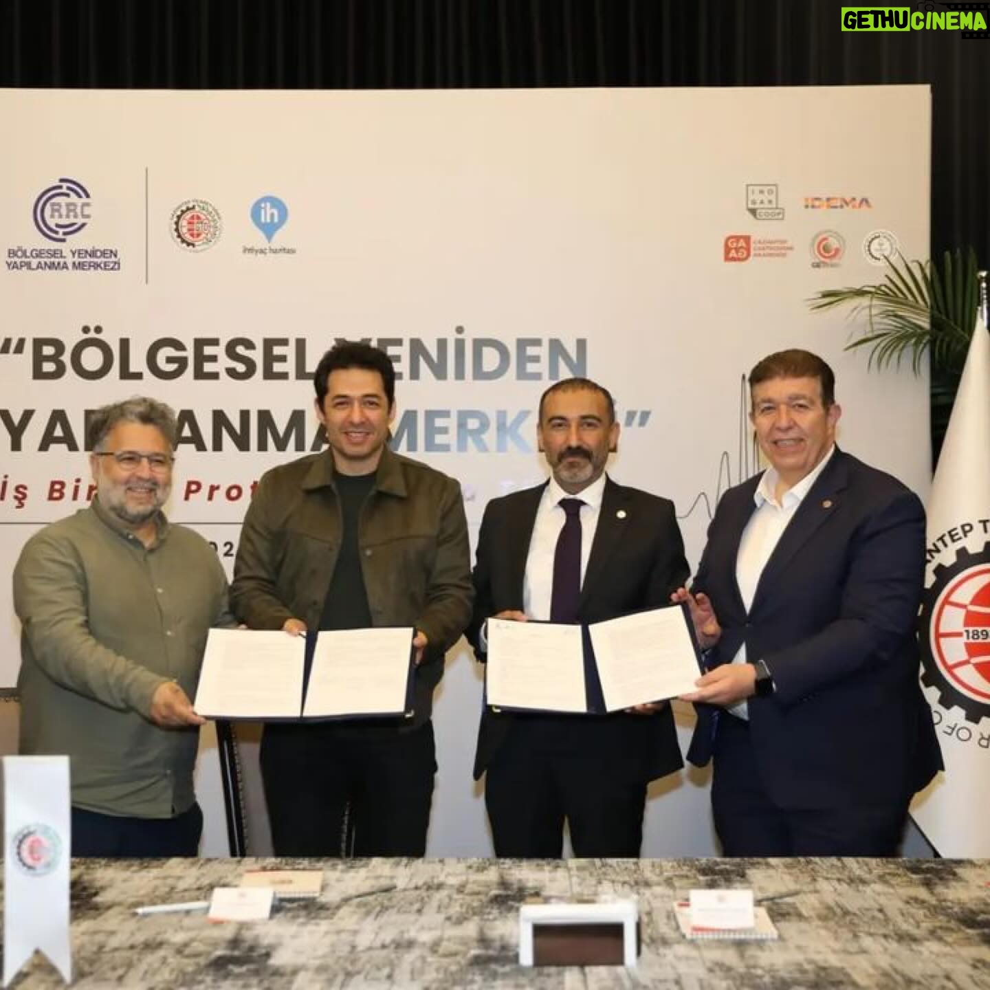 Mert Fırat - 27.4K Likes - 2023 bizden çok şey aldı götürdü…
Yaraları bir arada durarak sarmaya devam edeceğiz.
Yol yürüdükçe, yolculuk daha da bir anlam kazanıyor. Sorumluluklar artıyor ama hayat yeni mücadele arkadaşları katıyor yolunuza. 2024 hepimize iyi gelsin. Savaşlar bitsin, acılar dinsin. İki yüzlülük tespit edilip suç kabul edilsin;)
Emeği geçen herkese yol arkadaşlarıma en çok da sana @idillfirat çok teşekkür ederim canım sevgilim 🎄🌟❤️