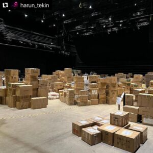 Mert Fırat Instagram - 6 şubat pazartesi sabahından itibaren bugün dahil her gün birlikte sabahtan akşama çalışarak, isimlerini bildiğimiz @ilksenba , @melisa.sozen ,
@didembalcin ,
@koraycandemir ,
@volkanyosunlu ,
@mervedizdar ,
@afrasaracoglu ,
@pinarrdenizzz ,
@kaanyildirim ,
@cemkarci_ ,
@mugeboz ,
@canererdeniz ,
@ozgegurelofficiaal ,
@ozgeborak__ ,
@gulcinkultur ,
@burcuozberk ,
@selahattinpasali ,
@ozgeozacar ,
@sinemunsal ,
@asliinandik ,
@aslitandoga ,
@melisapamuk ,
@serkancayoglu ,
@painofkermit ,
@gamzek8 ,
@onur.bilgee ,
@uguruzunel ,
@gokce.bhdr ,
@emirersoy ,
@ahmetkayakesen ,
ve 
isimlerini bilmediğimiz ama kalplerini bildiğimiz yüzlerce gönüllü, @istanbuldasdas ekibi ile güçlerini birleştirip kişisel ve kurumsal olarak ilettiğiniz tam 22 tır dolusu malzemeyi afet bölgesine @ihtiyacharitasiofficial üzerinden iletti. destek ve emek veren herkese sonsuz  teşekkürler… @harun_tekin