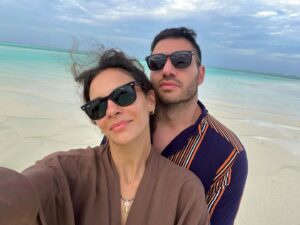 Merve Akkaya Instagram - on an island in the sun 🥥
Partner, you been amazing 🤍 
& sorry for the last video 🦥
#anothergreatgetaway