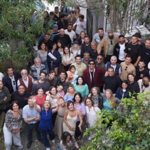 Merve Ateş Instagram - Ben bugün mezun oldum… Hayatımın en güzel, en değerli ve en kıymetli anlarını bana yaşatan Yargı… Bu fotoğraflarda olan ya da olamayan herkes benim için o kadar değerli ki. Muazzam arkadaşlarla tanışıp çalıştığım ve beni bir öğrencisi gibi yetiştirip büyüten, hata yapmama izin veren acemiliklerimle, çocukluklarımla beni hoş gören harika hocalarla çalıştığım bir okul gibiydi benim için. Her set günü bir ders, her pazar gecesi bir sınavdı… Bu sınavı öncelikle Tuğçe olarak, hemen ardından Yargı da vermenin heyecanı hep içimde benimle kalacak. Herkese teşekkür etmek isterim burada tek tek dursun diye ama başlarsam duramam biliyorum. O yüzden iyi ki vardın Yargı… İyi ki vardın Tuğçe… Her anında elini tutmama izin verdiğin ve her anımda elimi tuttuğun için sana olan minnetim ebedi ama bugün son sınavımızı verirken ilk günden beri yanımızda olduğunuz için de en çok size teşekkürler… Yüzünü asla göremediğim, sesini asla duymadığım, bir televizyonun ardından bizimle ağlayıp bizimle gülen sizlere… Merve/Tuğçe ya da siz nasıl kabul ederseniz… Yargı bu akşam son defa yeni bölümü ile sizlerle… Yeniden görüşene dek, Hoşçakalın…