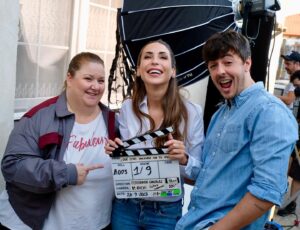 Mery Cabezuelo Instagram - Nueva aventura como “productriz”. El objetivo es hacer cada vez proyectos más elaborados. Os muestro 10 momentos de “¿Qué estás haciendo con tu vida?”, cortometraje que está ahora mismo en post producción y que verá la luz muy pronto:

1. El casting; @itziarcastro 🙋‍♀️ @victor.palmero 
2. El equipo en exteriores 
3. En esta parte nos reímos mucho 
4. Mi amor por @laraoliivares es oficial
5. Un buen maqui y pelu nunca viene mal
6. Amo muchísimo las tomas falsas
7. Adorable
8. Cámaras siempre excelentes by @rcservicemadrid 
9. Con el dire @fergonzalezcut 
10. Que la luz natural os acompañe 

Foto fija by @pipofernandezfoto 

🎬💜🫶🏼🎥