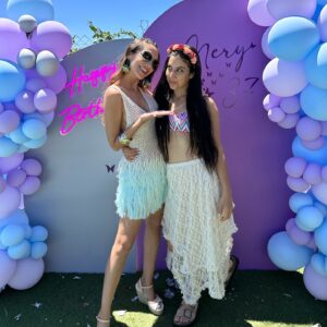 Mery Cabezuelo Instagram - Hoy es mi cumpleaños, y ayer tuve la mejor celebración posible, fue una fiesta diferente, llena de talento, amor, diversión y muy buena energía. Para mí fue mucho trabajo la organización, pero la magia la pusisteis vosotros cuando llegasteis con vuestra buena vibra. No cambiaría absolutamente nada. Me siento muy afortunada 🥰 Mientras preparamos el vídeo con los mejores momentos, que no fueron pocos, aquí dejo unas fotos con algunos de mis 💜 para el recuerdo. Y también quería agradecer a todos los que vinisteis, por compartir vuestro tiempo conmigo y dar lo mejor, y en especial a; Philipp por ser parte de todo y ejercer de jefazo de cocina y barbacoa, solo porque le encanta y porque quería hacerme feliz ❤️‍🔥A @alvarocuadrado que es el mejor -mejor amigo- que se puede tener, por organizar el regalo colectivo y tener la brillante idea de crear un crowdfunding entre los amigos para mi próximo corto, ayudándome a mi así con la producción, y convirtiéndose ellos en co productores 😍 A @rodrigohrecio por ejercer de videografo y hacer unos vídeos memorables 🫶🏼 A los amig@s de Tobarra, los de toda la vida, por venir desde mi pueblo para estar en mi día y ayudarme con todo y darlo todo, y a @danielamatschnig por la misma razón pero ella ha venido desde Viena 💃 A @yelousoul por regalarme pinchar ese día 🎧 A @sonia.herrera.es por regalarme el arte que puso @santafiesta.eventos con sus maquillajes glow 💄 A mi primer regalo artístico, el monólogo y magia de @gustavo.biosca con @byaranzazu 😀 Y a todos los demás que colaborasteis con vuestro arte cantando @el_turu_musica @dani.sota @jazminabuin @cristiconde @eliyahhera @juandelaserna7 🎼 Gracias también a todos los que me habéis felicitado, a los que queríais venir pero no pudisteis, y a los que no estuvisteis pero estaréis 💫 Os quiero a tod@s 💜🦋🩵