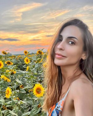 Mery Cabezuelo Instagram - Que los girasoles buscan el sol, todos lo sabemos, ¿pero sabéis qué hacen cuando el día es nublado y el sol no aparece? No se quedan mustios ni cabizbajos, no. Se buscan los unos a los otros para intercambiar energía y mantenerse erguidos hasta que el sol vuelve a salir. De hecho, si uno de ellos se queda sin pareja, el más cercano alterna su dirección para ayudar al más solitario. La naturaleza vuelve a darnos las mejores lecciones: Si no tenemos el sol de nuestra parte, siempre nos podemos tener los unos a los otros. 
Texto: @cultureando