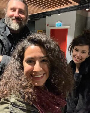 Mesut Süre Instagram - Rabarba başlıyor.. Zeynep Atakül ve Elif Gizem Aykul geldiler.. “SİNSİ, İçten Pazarlıklı Kimdir, Nereden Anlarız? “ @virginradiotr , @elifgizemaykul , @zeynepatakul