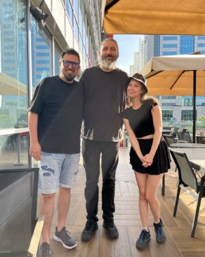 Mesut Süre Instagram - Kadro gibi kadro.. Virgin Radyo’da Rabarba başlıyor.. Elif Gizem Aykul ve Anlatanadam geldiler.. @elifgizemaykul , @anlatanadam , @virginradiotr .. TATİLDE ASABINI BOZAN NE VAR ? “