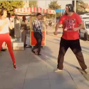 Mesut Süre Instagram - Yaklaşık 15 sene önce, Reels yokken, Tik Tok yokken geleceği gören bir video.. Rabarba’nın kıymetlisi @firuzeyle ile:) Kendisi şimdi daha genç, bense “Amcalardan Dayılardan” bir demet :))