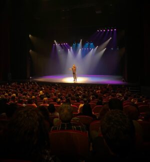 Mesut Süre Instagram - Zaandam’da nefis bir kalabalıkla turnenin ilk Stand Up’ını bitirdik.. Ayaklarınıza sağlık millet..