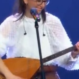 Mete Horozoğlu Instagram - İşte o ses o kız o yürek o hûşu o ağlamak o Anadolu o gönül o insan... babana rahmet âşık kız... Acun baba bi telif hakkına girdiysek sen de hakkını helal et..