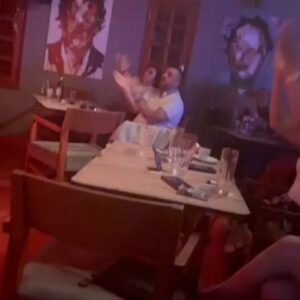 Metin Zakoğlu Instagram - Geçen cuma cumartesi yine hınca hınç dolu bir KOMİK GAZİNO gecesi yaşadık hep birlikte, Selahattin Ellek orkestrası eşliğinde yine harika şarkılar okuduk ve tekrarı Cuma akşamından itibaren BAYRAM BOYUNCA @cafetheatreistmarina da sizlerle. Lütfen biletlerinizi almakta acele edin, gülmeyi ertelemeyin. Rez;05322804739 @biletix @biletinial @mobilet @bubilet