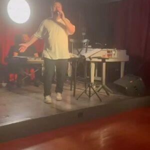 Metin Zakoğlu Instagram - Geçen cuma cumartesi yine hınca hınç dolu bir KOMİK GAZİNO gecesi yaşadık hep birlikte, Selahattin Ellek orkestrası eşliğinde yine harika şarkılar okuduk ve tekrarı Cuma akşamından itibaren BAYRAM BOYUNCA @cafetheatreistmarina da sizlerle. Lütfen biletlerinizi almakta acele edin, gülmeyi ertelemeyin. Rez;05322804739 @biletix @biletinial @mobilet @bubilet