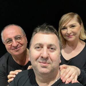 Metin Zakoğlu Instagram - Ferhan Şensoy’un yazdığı Metin Zakoğlu’nun yönettiği HAYROLA KARYOLA ANKARA’da YENİ SAHNEDE Salı akşam 20:30’da sahnede. 

Hayrola Karyola ; Yazan FERHAN ŞENSOY 
Yöneten Metin Zakoğlu 
16 Nisan saat 20:30’da Ankara Yeni Sahnede 

Hayrola Karyola, usta yazar Ferhan Şensoy'un kaleme aldığı, çok uzun bir süre Ortaoyuncular’da önce Ayfer Feray sonra Nurhan Damcıoğlu ile kapalı gişe oynadığı 2001 senesinde ise Metin Zakoğlu ve Nurhan Damcıoğlu için yeniden yazarak Metin Zakoğlu Tiyatrosu’na oyun haklarını verdi.

Tam 22 sene sonra ise bugün yeniden Metin ZAKOĞLU’nun yönetip Şebnem KÖSTEM ile oynamak üzere provalara başlanan HAYROLA KARYOLA yeniden sizlerle buluşuyor. Güncelliğini hiç yitirmeyen , bugünün ekonomik ve politik sorunlarına yine aynı şekilde dokunan HAYROLA KARYOLA adlı oyunda Evli çiftimiz ve evlenmek üzere olan bir diğer çiftimizin darboğazda debelenirlen düştükleri komik durumlara tanıklık edeceksiniz.

Metin ZAKOĞLU’nun yönettiği, başrollerde Metin Zakoğlu ve Şebnem Köstem’in  oynadığı, ayrıca Bekir Erdem Öz’ün oyuna eşlik ettiği oyunun biletlerini almakta acele edin.
Müzikli ve interaktif olan bu oyunda çok eğleneceksiniz… Biletler @biletix @bubilet @biletinial da