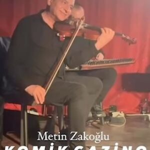 Metin Zakoğlu Instagram - Metin Zakoğlu’ndan KOMİK GAZİNO her Cuma-Cumartesi 21:00’de Cafe Theatre @istmarinaavm de
Biletler @biletix @biletinial 
Rezervasyon;05322804739

Muhteşem orkestra eşliğinde okuyacağı şarkılar ile STANDUP’ı birleştirip tam bir KOMİK GAZİNO keyfi yaratan komedinin usta ismi METİN ZAKOĞLU’ndan şimdi yepyeni şarkılar yepyeni hikayeler CAFE THEATRE’da sizlerle buluşuyor.

Metin Zakoğlu; Selami Şahin’den Zeki Müren’e, Ferdi Özbeğen’den Cem Karaca’ya, Müzeyyen Senar’dan Bülent Ersoy’a kadar uzanan muhteşem repertuarı içine çok çok komik hikayeler ekleyerek size unutulmaz bir gece vaat ediyor.

Bu formatı 2002 senesinde ilk kez sizlerle buluşturan Zakoğlu’na sahnede devlet sanatçısı usta müzisyen ve maestro önemli keman virtüözü SELAHATTİN ELLEK yönetimindeki orkestra eşlik ediyor.

Anlatıcı ve Solist: Metin Zakoğlu
Keman: Selahattin Ellek
Kanun: Kamil Can Güllü
Piyano: Ömürcan Akkın