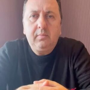 Metin Zakoğlu Instagram - Bu bir basın duyurusudur; 27 Şubat ve 18 Nisan tarihlerinde TC KÜLTÜR VE TURİZM BAKANLIĞI DÖNER SERMAYE İŞLETMESİ ve ATATÜRK KÜLTÜR MERKEZİ ile yaptığımız sözleşme ilgili yönetim tarafından, Ferhan Şensoy’un yazdığı HAYROLA KARYOLA ve benim Gogol’dan uyarlayıp yönettiğim BİR DELİNİN HATIRA DEFTERİ adlı oyunlarımız, geçen haftaki oyunumuzda yaptığım son derece masum Murat Kurum espirisi nedeniyle son derece antidemokratik ve hukuksuz bir biçimde iptal edilmiştir. Bu durum hem benim 30 yıllık sanat değerimi ve seyircime karşı olan sahneye çıkma sorumluluğumu sekteye uğratmış hem de günler öncesinden TÜKENMİŞ biletlerim ile oraya gelecek olan insanları zor durumda bırakacak bir cezalandırmaya dönüşmüştür. Eski bir belediye başkanı adayı hakkında da mizah yapamayacaksak yaşamayalım daha iyi. Bu durumu buradan tüm sanat izleyicilerine duyurur herkesin yanımda olmasını dilerim. Unutmayın hukuk hepimiz için gereklidir. Avukatlarım bu hukuksuz uygulamanın durdurulması için gerekli başvuruları gerekli mercilere yapmaya başlamıştır. Unutmasınlar ATATÜRK KÜLTÜR MERKEZİ adını ATATÜRK’ten alan ve sanatçılara ait bir gösteri alanıdır. Burası AKP KÜLTÜR MERKEZİ değildir.. Ve ben de kolay yutulacak bir lokma değilimdir. Saygılarımla Metin Zakoğlu